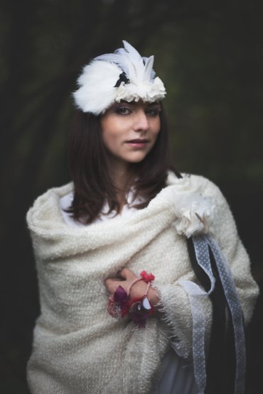 cape_e_tole_laine_blanche-bijoux_te_te-bracelets-broche.jpg